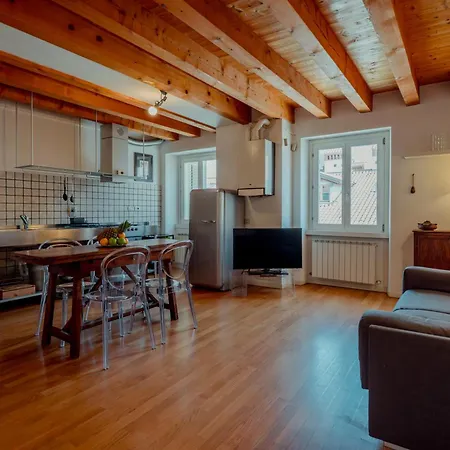 Finestre Su Cavana Historical Center דירה