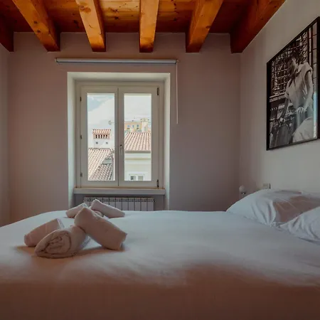 Finestre Su Cavana Historical Center טריאסטה